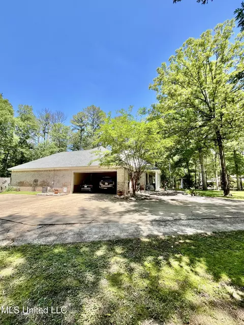 Exterior - 415 Greenbriar St, Brandon, MS 39047 photo 11 of 23