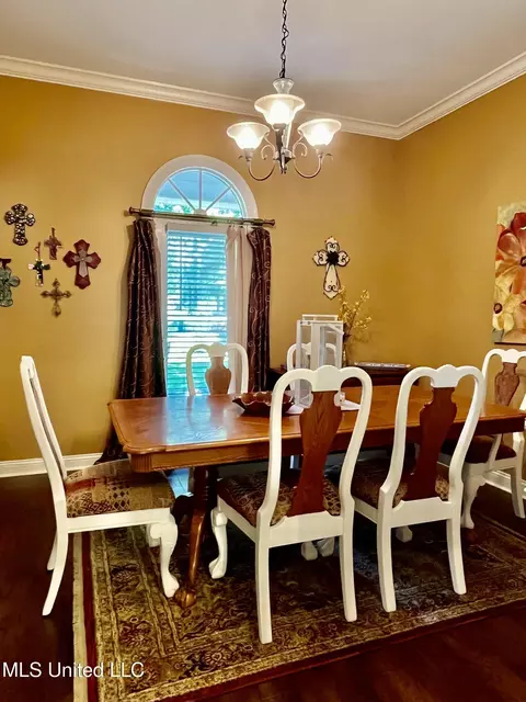 Dining - 415 Greenbriar St, Brandon, MS 39047 photo 2 of 5