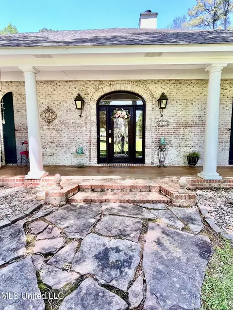 Exterior - 415 Greenbriar St, Brandon, MS 39047 photo 4 of 23
