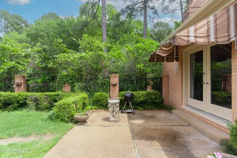 Exterior - 255 Park Lane Pl, Jackson, MS 39211 photo 10 of 13