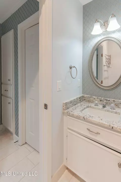 Bath - 255 Park Lane Pl, Jackson, MS 39211 photo 6 of 10