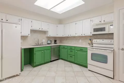 Kitchen - 255 Park Lane Pl, Jackson, MS 39211 photo 3 of 5