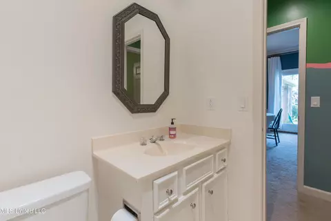 Bath - 255 Park Lane Pl, Jackson, MS 39211 photo 9 of 10