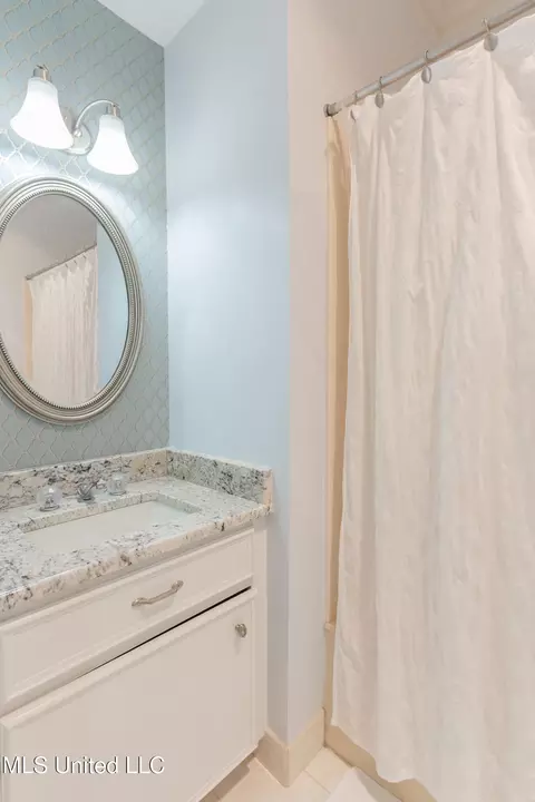 Bath - 255 Park Lane Pl, Jackson, MS 39211 photo 4 of 10