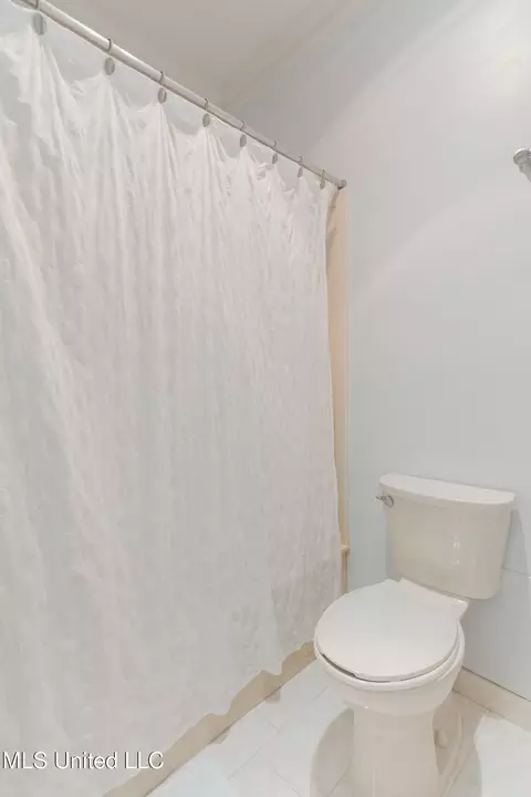 Bath - 255 Park Lane Pl, Jackson, MS 39211 photo 5 of 10