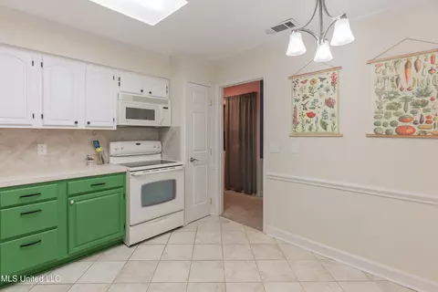 Kitchen - 255 Park Lane Pl, Jackson, MS 39211 photo 5 of 5