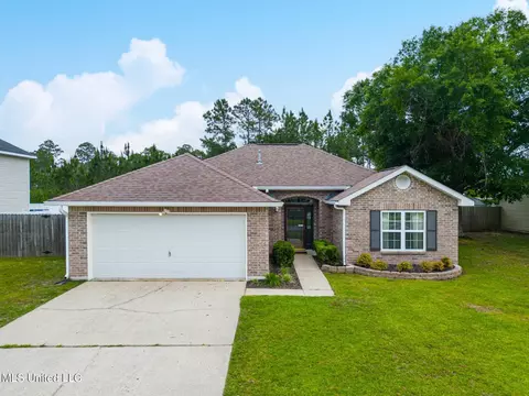 42 Lakeview Dr, Ocean Springs, MS 39564