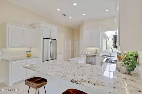 Kitchen - 407 Belle Pointe Ln, Madison, MS 39110 photo 2 of 5