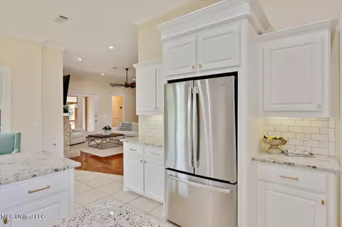 Kitchen - 407 Belle Pointe Ln, Madison, MS 39110 photo 4 of 5