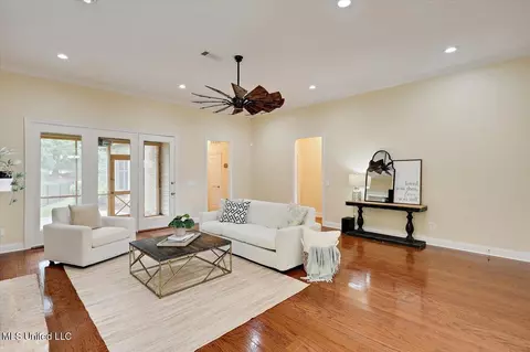 Living - 407 Belle Pointe Ln, Madison, MS 39110 photo 2 of 4