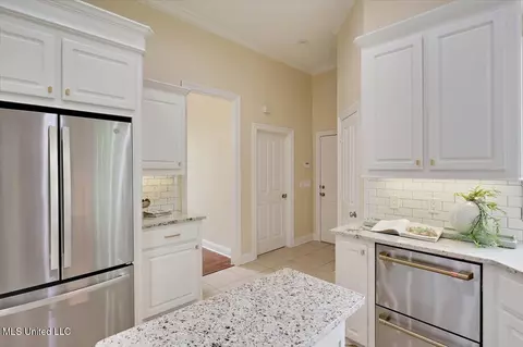 Kitchen - 407 Belle Pointe Ln, Madison, MS 39110 photo 3 of 5