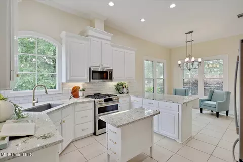 Kitchen - 407 Belle Pointe Ln, Madison, MS 39110 photo 5 of 5