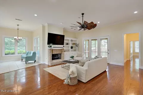 Living - 407 Belle Pointe Ln, Madison, MS 39110 photo 1 of 4