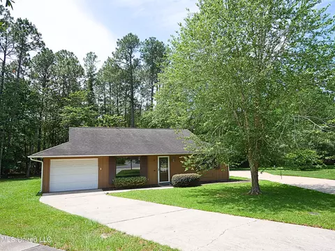 4 Live Oak Ct, Diamondhead, MS 39525