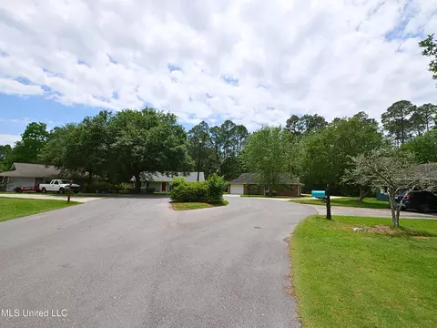 4 Live Oak Ct, Diamondhead, MS 39525 photo 3