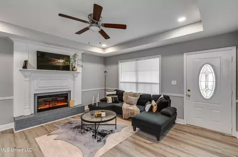 Living - 148 Thousand Oaks Cir, Jackson, MS 39212 photo 1 of 2