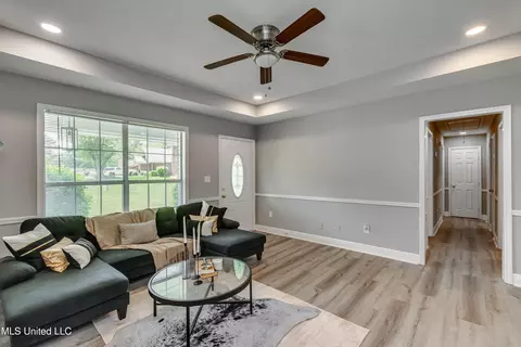 Living - 148 Thousand Oaks Cir, Jackson, MS 39212 photo 2 of 2