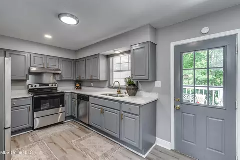 Kitchen - 148 Thousand Oaks Cir, Jackson, MS 39212 photo 1 of 2