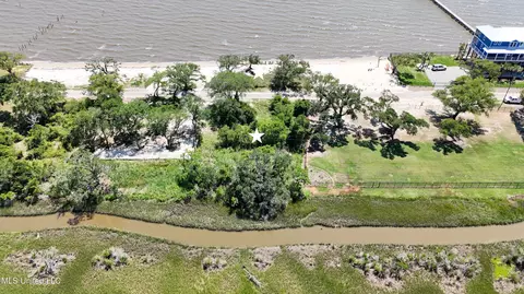 8109 Belle Fontaine Dr, Ocean Springs, MS 39564