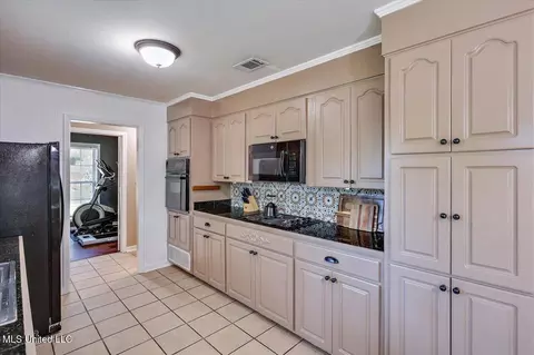 Kitchen - 5346 Balmoral Dr, Jackson, MS 39211 photo 1 of 3