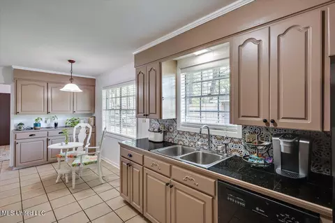 Kitchen - 5346 Balmoral Dr, Jackson, MS 39211 photo 2 of 3