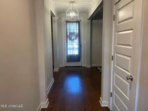 Entry Way - 7228 Edgewater Dr, Olive Branch, MS 38654 photo 2 of 2