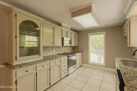 Kitchen - 303 Colonial Dr, Madison, MS 39110 photo 3 of 6