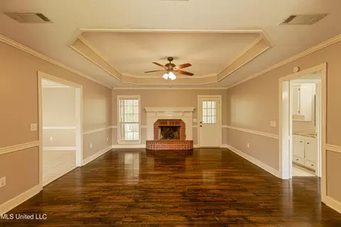 Living - 303 Colonial Dr, Madison, MS 39110 photo 1 of 4