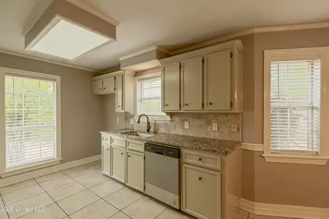 Kitchen - 303 Colonial Dr, Madison, MS 39110 photo 2 of 6