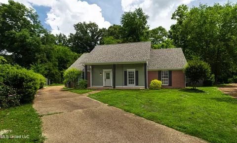 Exterior - 303 Colonial Dr, Madison, MS 39110 photo 2 of 7