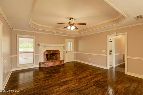 Living - 303 Colonial Dr, Madison, MS 39110 photo 3 of 4