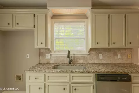 Kitchen - 303 Colonial Dr, Madison, MS 39110 photo 5 of 6
