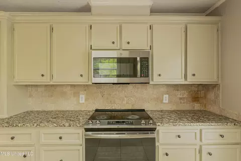 Kitchen - 303 Colonial Dr, Madison, MS 39110 photo 4 of 6