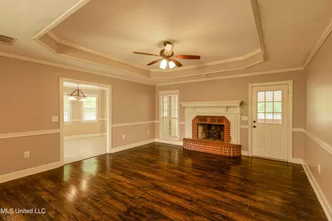 Living - 303 Colonial Dr, Madison, MS 39110 photo 2 of 4