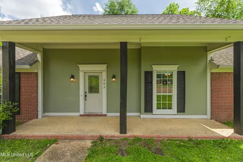 Exterior - 303 Colonial Dr, Madison, MS 39110 photo 3 of 7