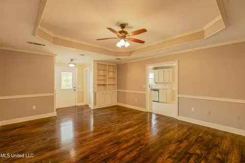 Living - 303 Colonial Dr, Madison, MS 39110 photo 4 of 4