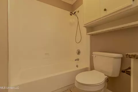 Bath - 303 Colonial Dr, Madison, MS 39110 photo 2 of 6