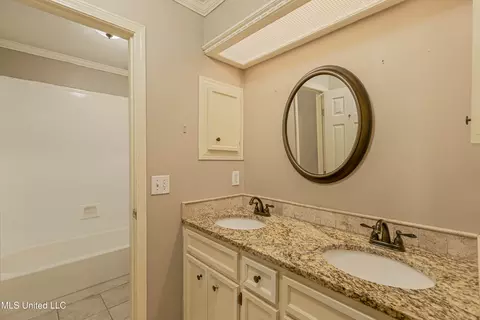 Bath - 303 Colonial Dr, Madison, MS 39110 photo 4 of 6