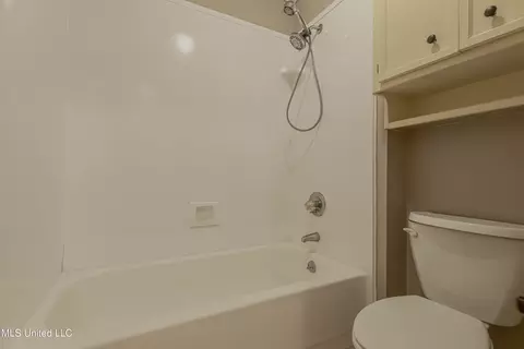 Bath - 303 Colonial Dr, Madison, MS 39110 photo 6 of 6