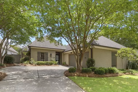 4 Waterford Pl, Jackson, MS 39211