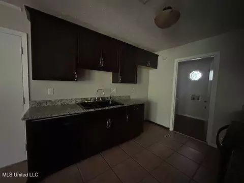 Kitchen - 595 Sykes Rd, Jackson, MS 39212 photo 1 of 1