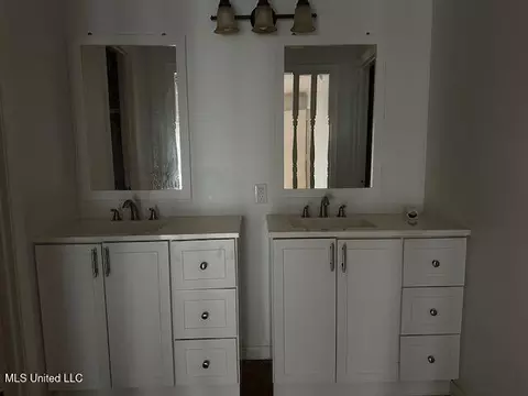Bath - 595 Sykes Rd, Jackson, MS 39212 photo 1 of 1
