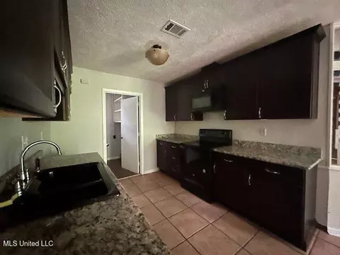 Entry Way - 595 Sykes Rd, Jackson, MS 39212 photo 2 of 2