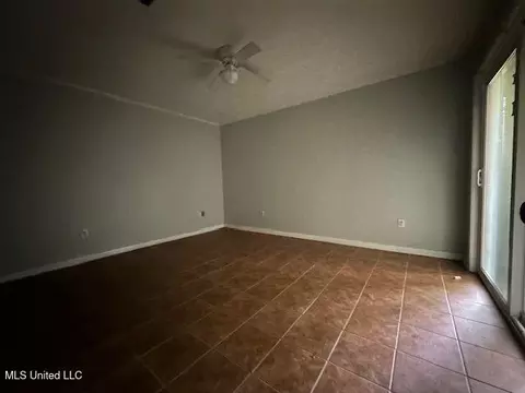 Living - 595 Sykes Rd, Jackson, MS 39212 photo 3 of 3