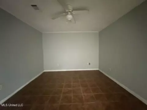 Living - 595 Sykes Rd, Jackson, MS 39212 photo 2 of 3