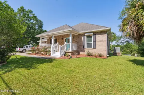 1405 Bay Ridge Dr, Gautier, MS 39553