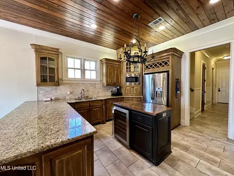 Kitchen - 121 Vinca Dr, Madison, MS 39110 photo 2 of 3