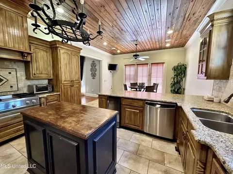 Kitchen - 121 Vinca Dr, Madison, MS 39110 photo 1 of 3