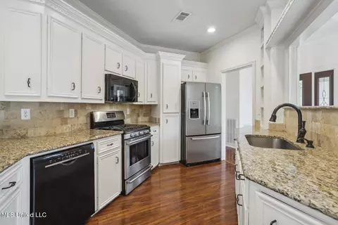 Kitchen - 231 Bayview Dr, Madison, MS 39110 photo 2 of 4