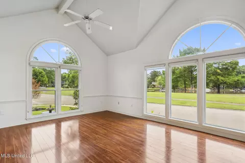 Living - 231 Bayview Dr, Madison, MS 39110 photo 2 of 5